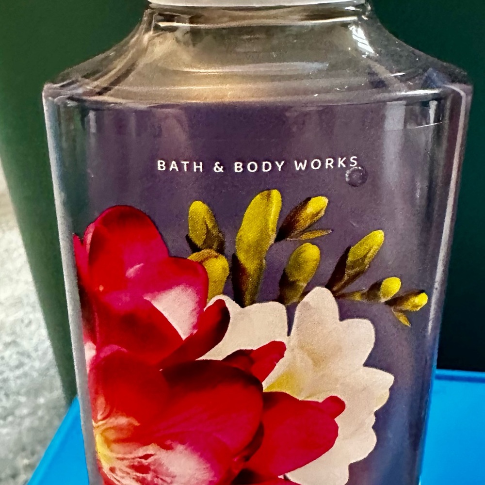 Lot of 2 -Freesia Body Wash & Ultimate Hydration Body Cream SOLD OUT - Picture 3 of 3